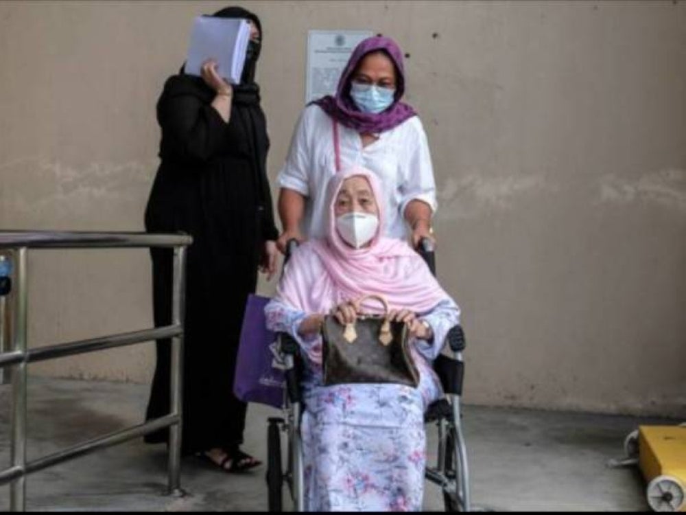 High Court Judge Hayatul Akmal Abdul Aziz allowed the application of Nur Anis Jamaludin, 37, and Ikhwan Hafiz, 35, as defendants, to strike out the suit of Aminah Abdullah, 88, who is the mother of the late Jamaludin, in the proceedings today.