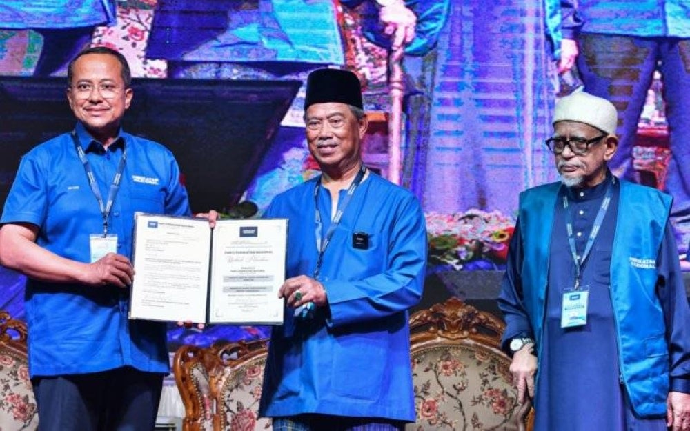 Tan Sri Muhyiddin Yassin (centre) handed over certificate for Ahmad Samsuri (left) at the Terengganu PN launch ceremony. - Photo: Bernama