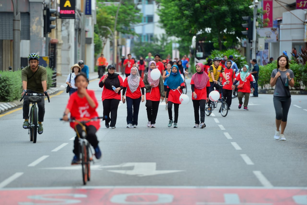 Participants enjoying Sunday morning walk in the heart of the city. Photo by Asril Aswandi Shukor