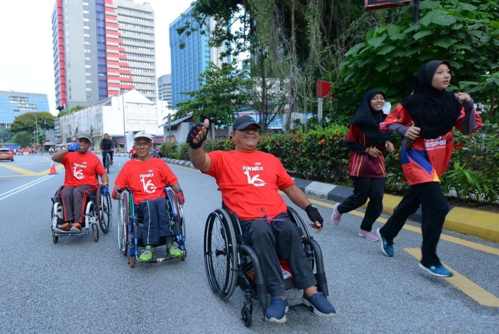 Wheeling down the road...Those on wheelchair took part in Sinar Harian's Fun Walk. Photo by Asril Aswandi Shukor