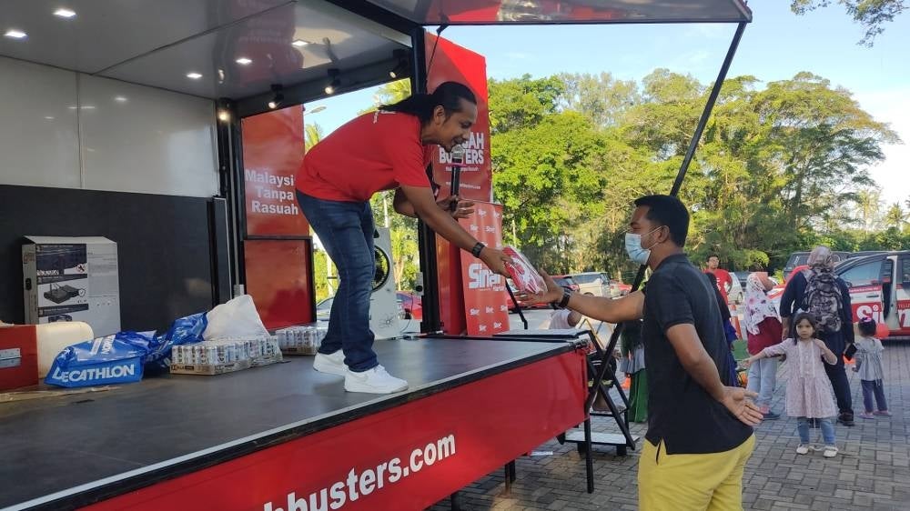 Visitors who managed to answer questions received a gift from the Sinar Rovers team.
