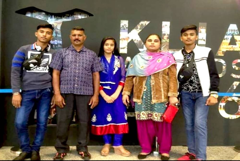 Sarabjeet (Middle) forced to return to India as she was not recognised as Malaysian citizen.
