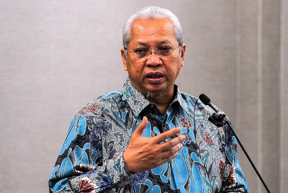 Annuar said it was the responsibility of traders to try or make the effort to reduce prices. Photo: BERNAMA