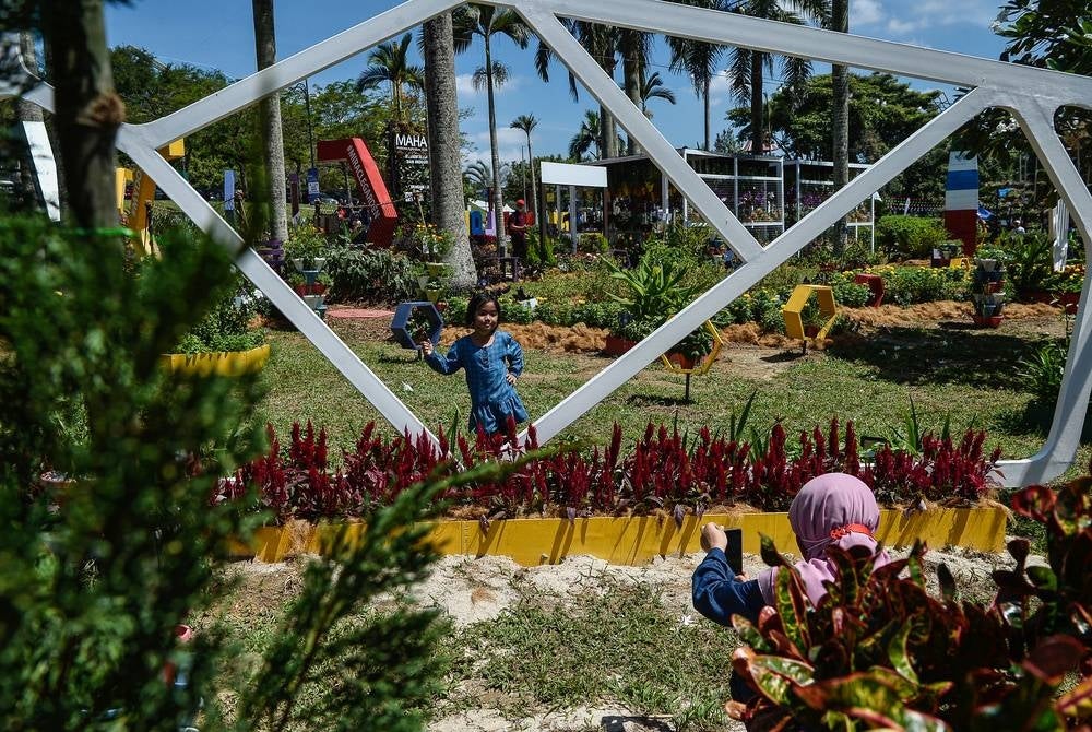 Visitors taking their chance to see the Miracle Garden at MAHA 2022 - BERNAMA Photo 