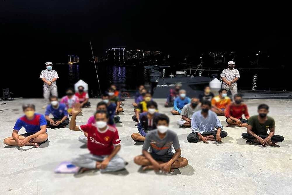 The C2 class local fishing boat was being operated by a 22-member Thai crew including the skipper aged between 26 and 54 years old. - Photo: MMEA Facebook post 