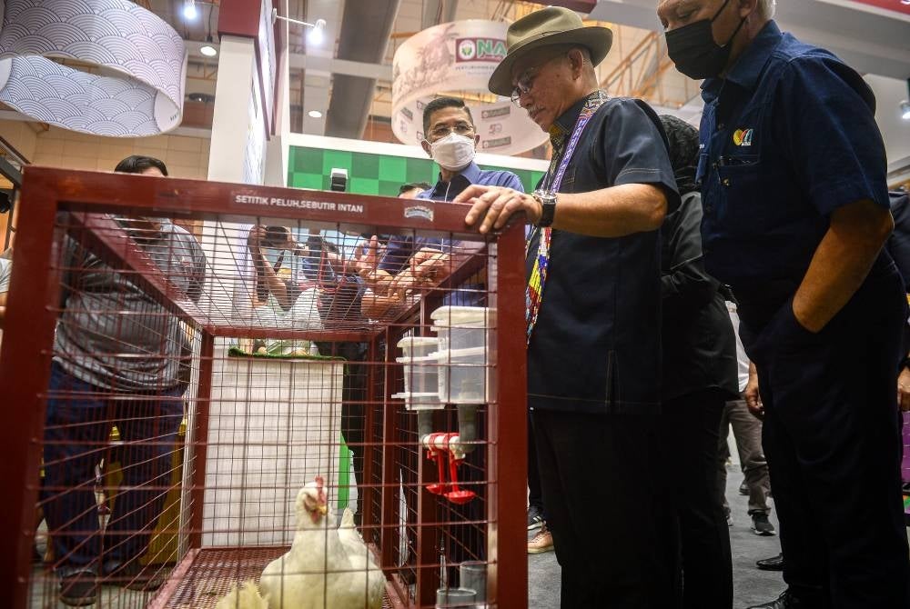 Ronald (second, right) and Azmin (third, right) at Maha 2022. Photo: BERNAMA