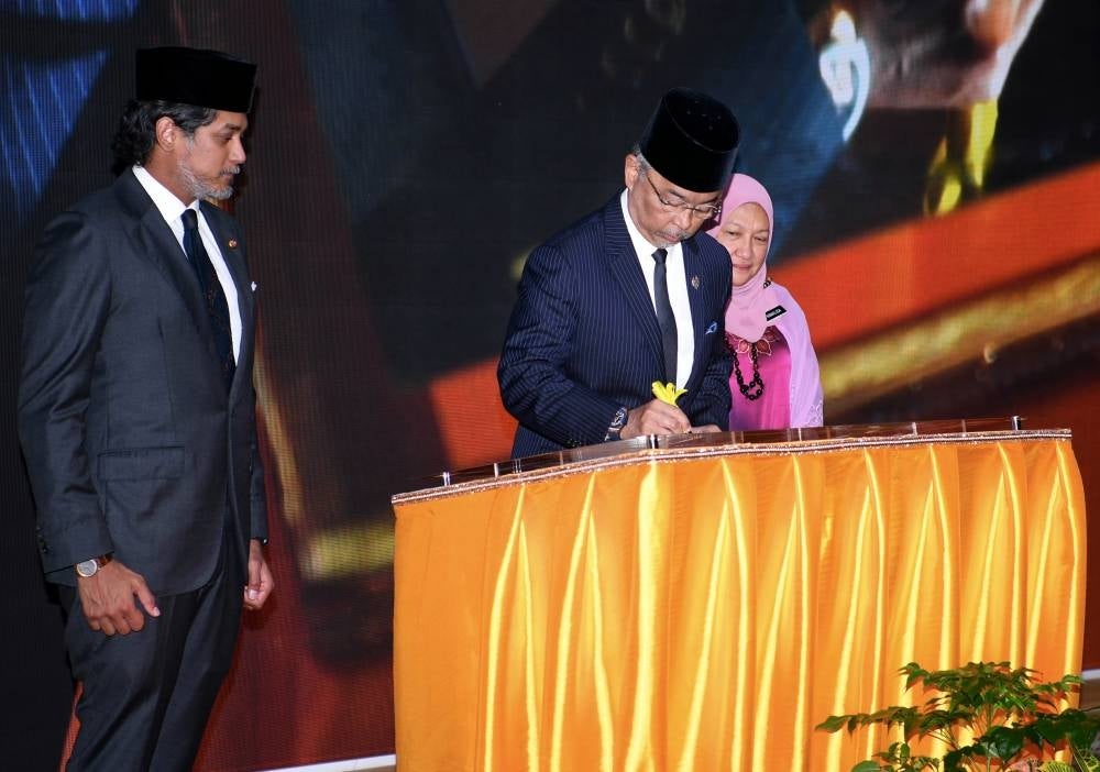His Majesty launched the National Institutes of Health (NIH) Complex in Setia Alam today. Photo: BERNAMA