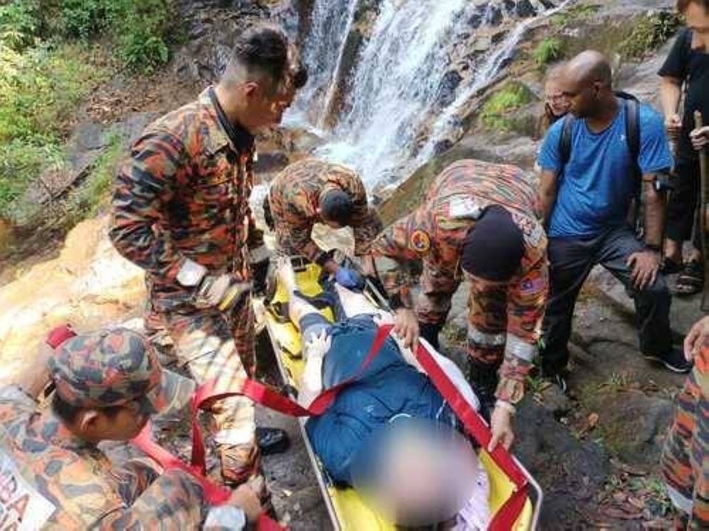 The victim was carried using a stretcher by the rescue team. Photo: SELANGOR FIRE AND RESCUE DEPARTMENT