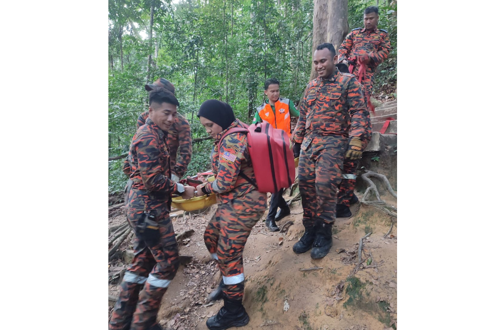 The victim was carried using a stretcher by the rescue team. Photo: SELANGOR FIRE AND RESCUE DEPARTMENT