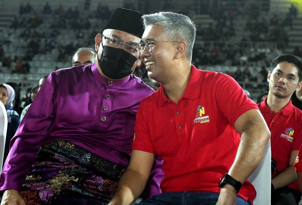 Zafrul with Entrepreneur Development and Cooperative Tan Sri Noh Omar at the Selangor state-level Youth Day celebration in Selangor last night. (Phot by BERNAMA)