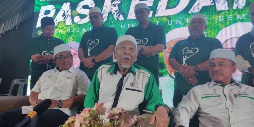 Hashim (middle) during the press conference to launch Pas Kedah election machinery.