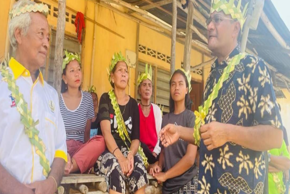 Activist and founder of Orang Asli Development Cooperative, Ramesh Arumugam Chettiar (right) together with Orang Asli residents from Ulu Slim - BERNAMA Photo