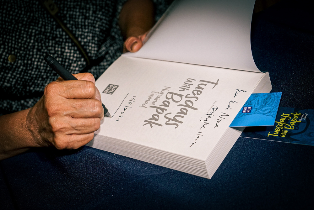 Memories of how the Samad family navigated the crisis and went through the ordeal were inked in the 376-page book published by Bru Publication Sdn Bhd.