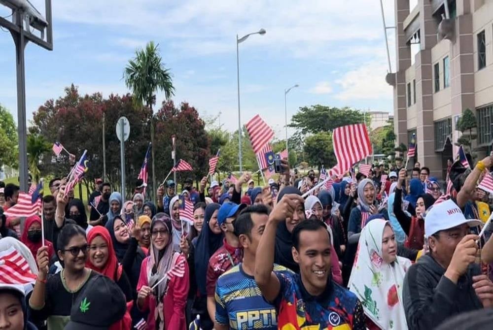 Over 300 MOTAC staff members joined the 'Program 10,000 Langkah Semangat Merdeka' in Putrajaya today - Photo from MOTAC's official Facebook page