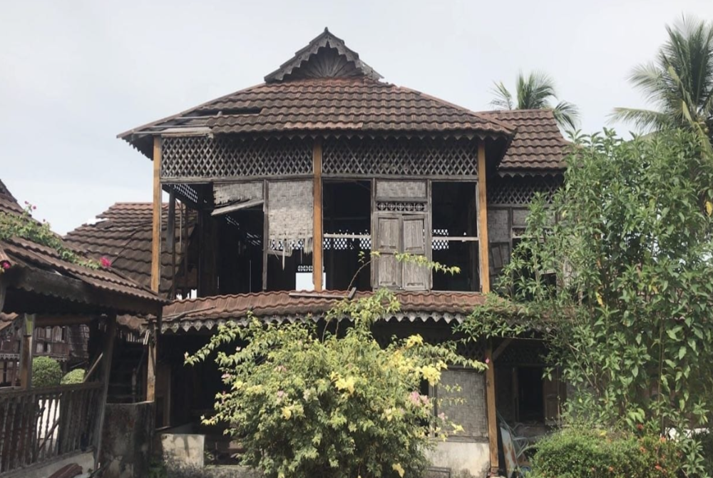 One of the dilapidated Rumah Kutai in Pasir Salak Historical Complex - Photo from Sinar Archive