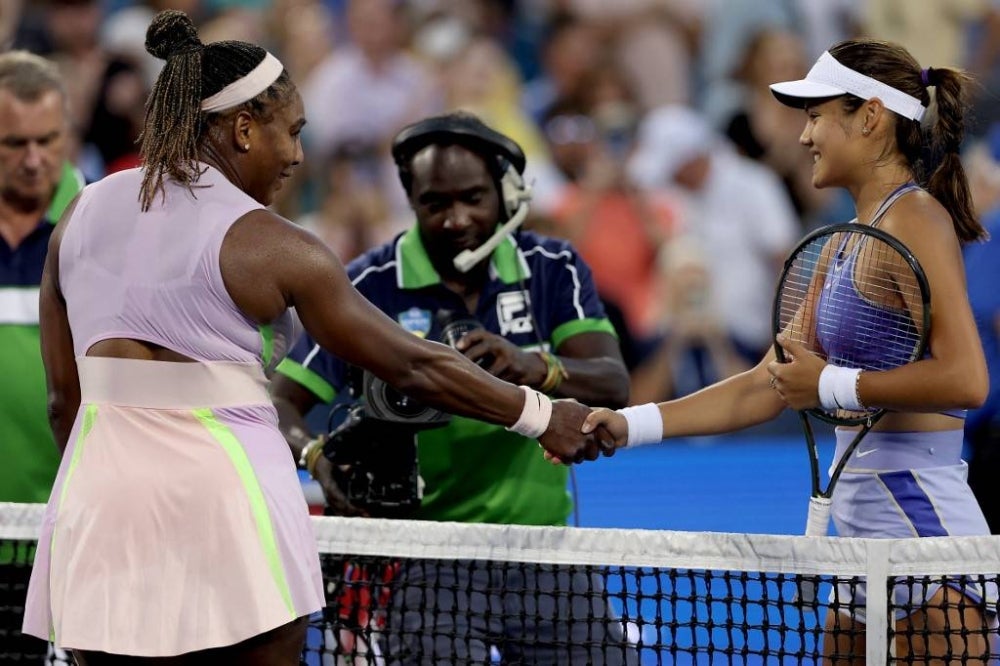 Serena Williams congratulates Emma Raducanu of Great Britain after their match during the Western & Southern Open at Lindner Family Tennis Center on August 16, 2022 in Mason, Ohio. Matthew Stockman/Getty Images/AFP (Photo by MATTHEW STOCKMAN / GETTY IMAGES NORTH AMERICA / Getty Images via AFP)