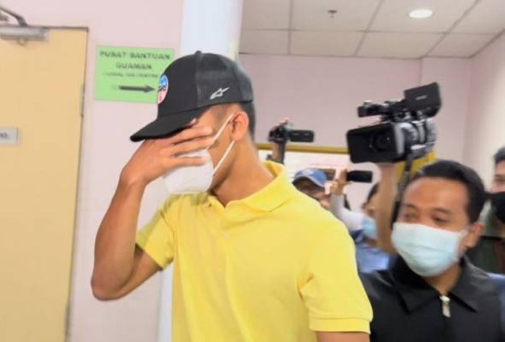 The accused at Johor Bahru magistrate's court. - Awani pic.