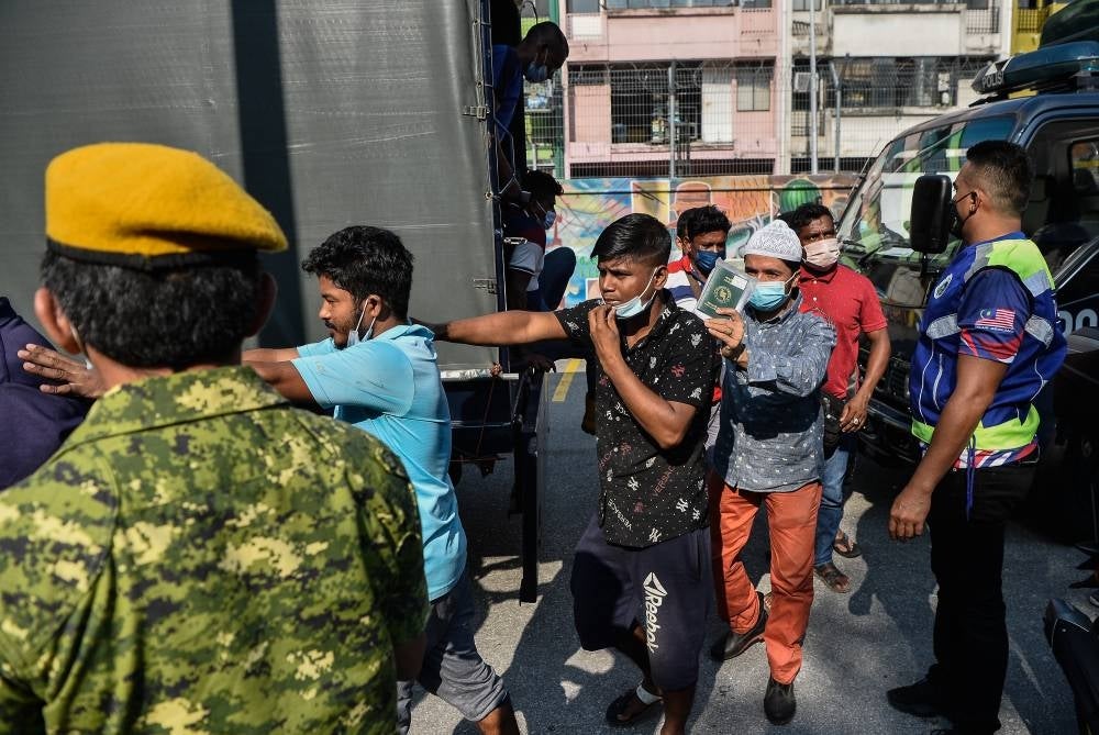 400 immigrants were checked in the operation against drug abuse and gansterism. - Bernama Photo