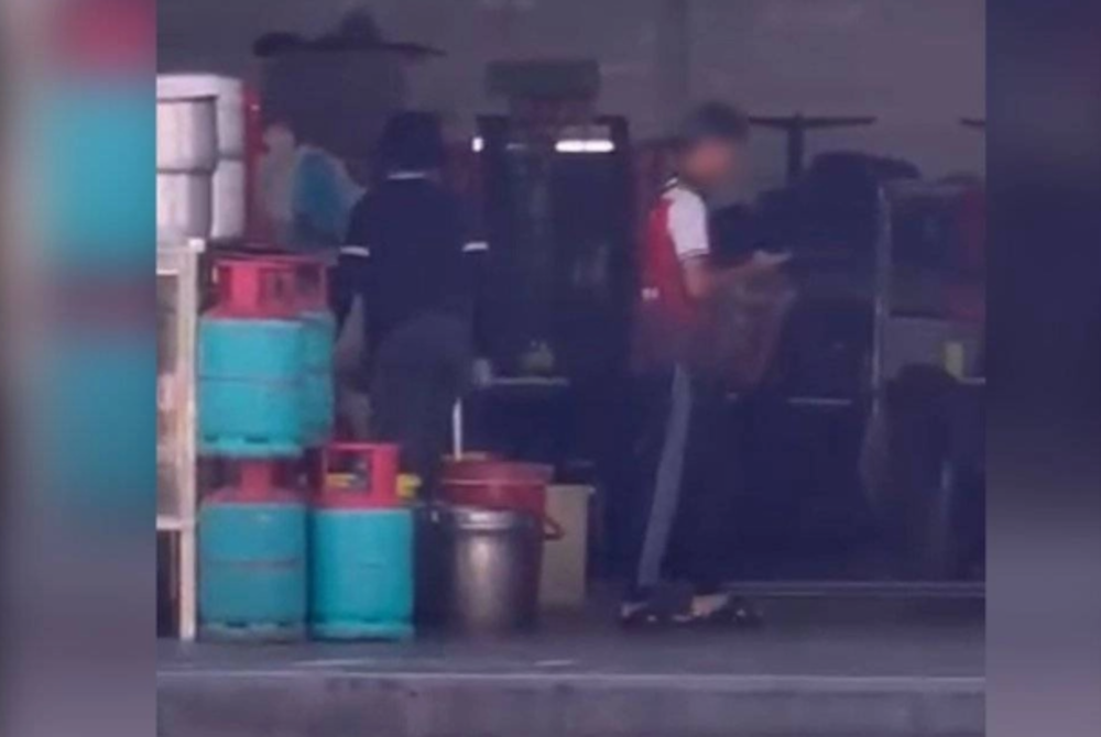 A viral video showing two workers of a chicken rice shop allegedly obtaining ingredients from a non-muslim shop in Paya Terubong - Photo from Sinar Archive