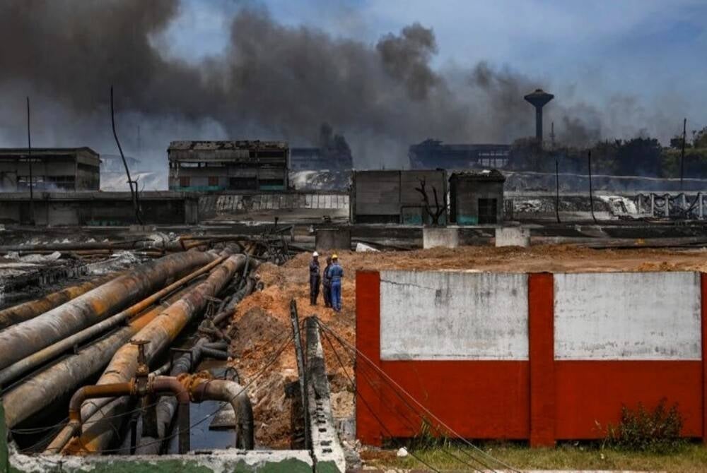 Remains of 14 firefighters who died combatting a major blaze at a Cuban fuel depot last week are too badly burned to be identified - AFP Photo