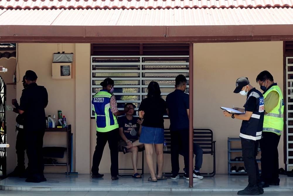 Two brothers, both senior citizens, were found dead at a house in Jalan Mohamed Naseh this morning - BERNAMA Photo
