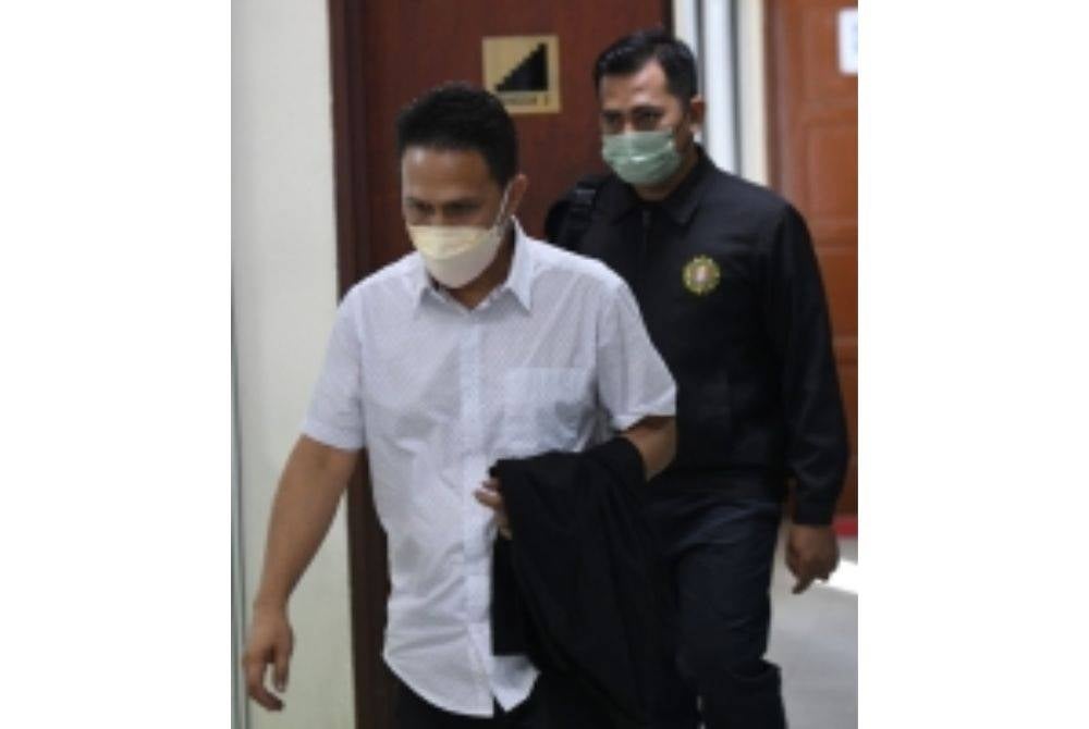 Badaruddin was charged under sub-section 23(1) of the MACC Act 2009 while Mustafa Kamal was charged with nine counts of abetting his brother under Section 28 (1) (c) of the same act. - Bernama Photo
