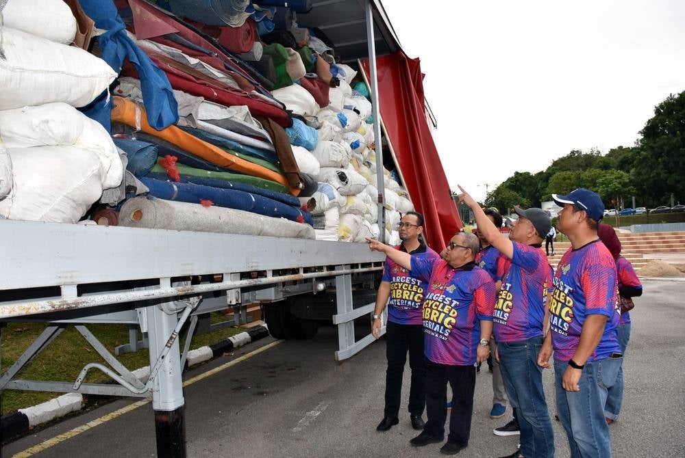 State Housing, Local Government and Environment Exco Datuk Zaidi Attan (second from left) showing fabric wastes at the Fabric Waste Recycling Day 2022 - BERNAMA Photo