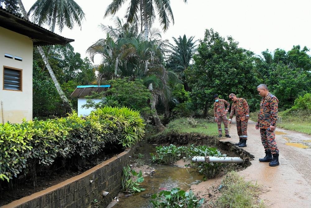 Firemen surveying the affected neighbourhood of Kampung Laut Batu 10, Skudai after water rises due to non-stop rain - BERNAMA Photo