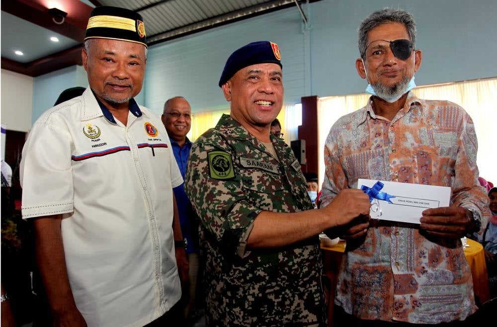 Perak Menteri Besar Datuk Seri Saarani Mohamad (middle) during a get-together with armed forces veterans in Taiping parliamentary constituency at Dewan Ustaz Zaki, Kampung Pinang, Kamunting, today. - BERNAMA