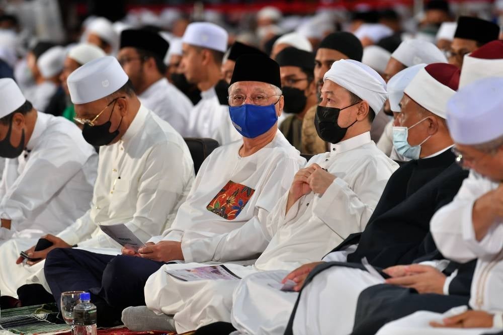 Prime Minister Datuk Seri Ismail Sabri Yaakob joined nearly 10,000 congregants at the Putra Mosque here tonight to offer prayers in conjunction with the ‘Munajat Keluarga Malaysia’ programme. - BERNAMA