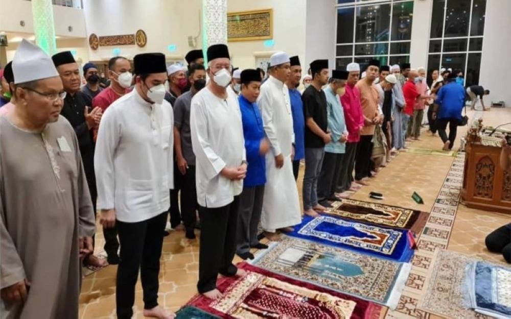 Najib performs Isya' prayers before making 'sumpah mubahalah' at Kampung Baru mosque.