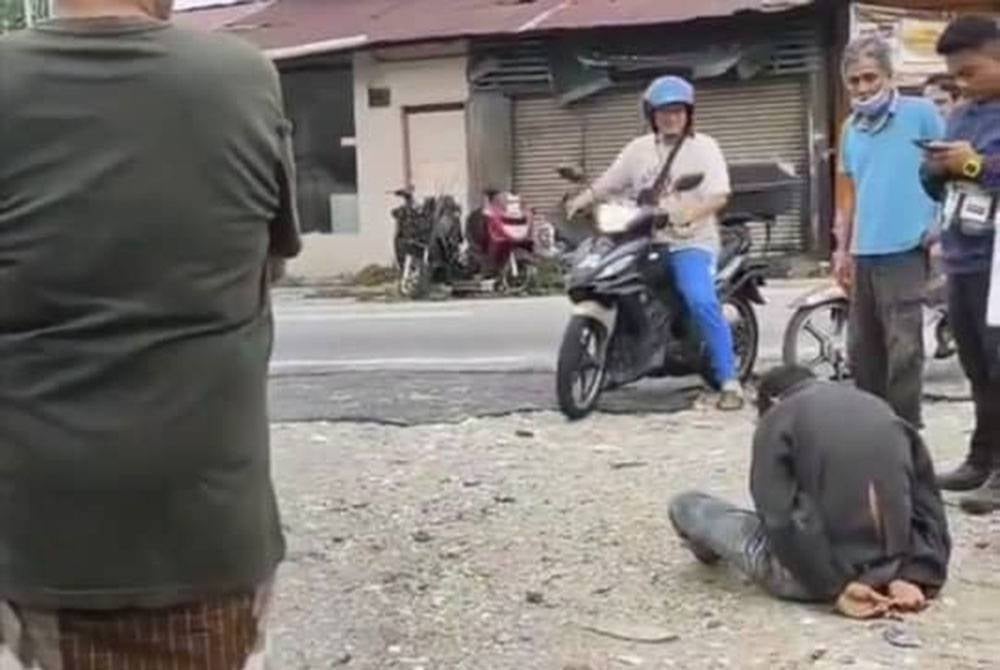 The foreigner man had bashed his head against the wall before turning aggressive. - Photo: viral video