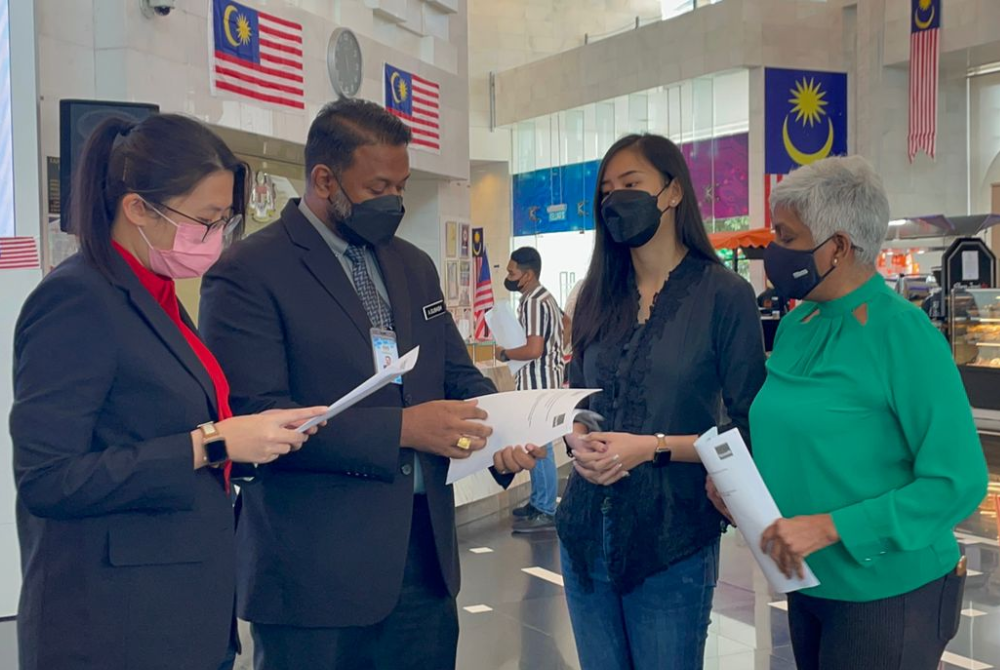 The memorandum was handed over by former Bernama Mandarin News anchor Sydney together with the representatives from Centre for Independent Journalism (CIJ) Executive Director Wathshlah to the representative of Communications and Multimedia Minister Tan Sri Annuar Musa at 11.19am today.