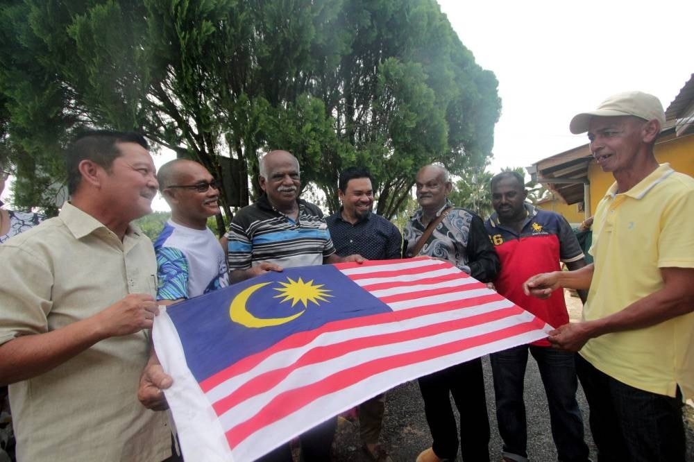 The Felda settlers said they are one family, if someone is affected by a disaster, others also grieve. - Bernama Photo