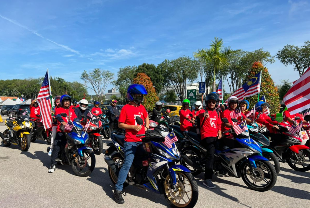 A mini Merdeka convoy which involved over 30 participants with motorcycles decorated with the Jalur Gemilang making its way across Jalan Renggam.