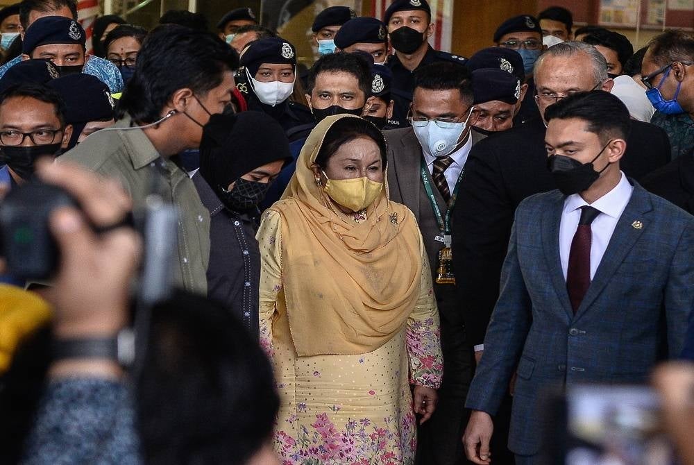 The High Court found Datin Seri Rosmah Mansor (middle) guilty on all three corruption charges involving a RM1.25 billion hybrid solar project for 369 rural schools in Sarawak - Bernama pic