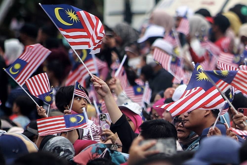Over 100,000 Malaysians attended the National Day 2022 parade at Dataran Merdeka shows their strong love for the country - Bernama Photo