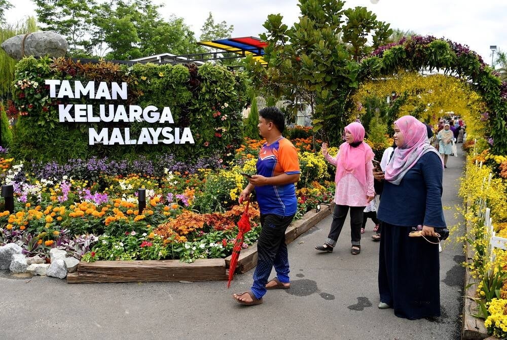 The public taking the opportunity to visit the festival that showcases various species and flowers as well as ornamental plants at The Royal Floria Putrajaya 2022 - Bernama Photo 