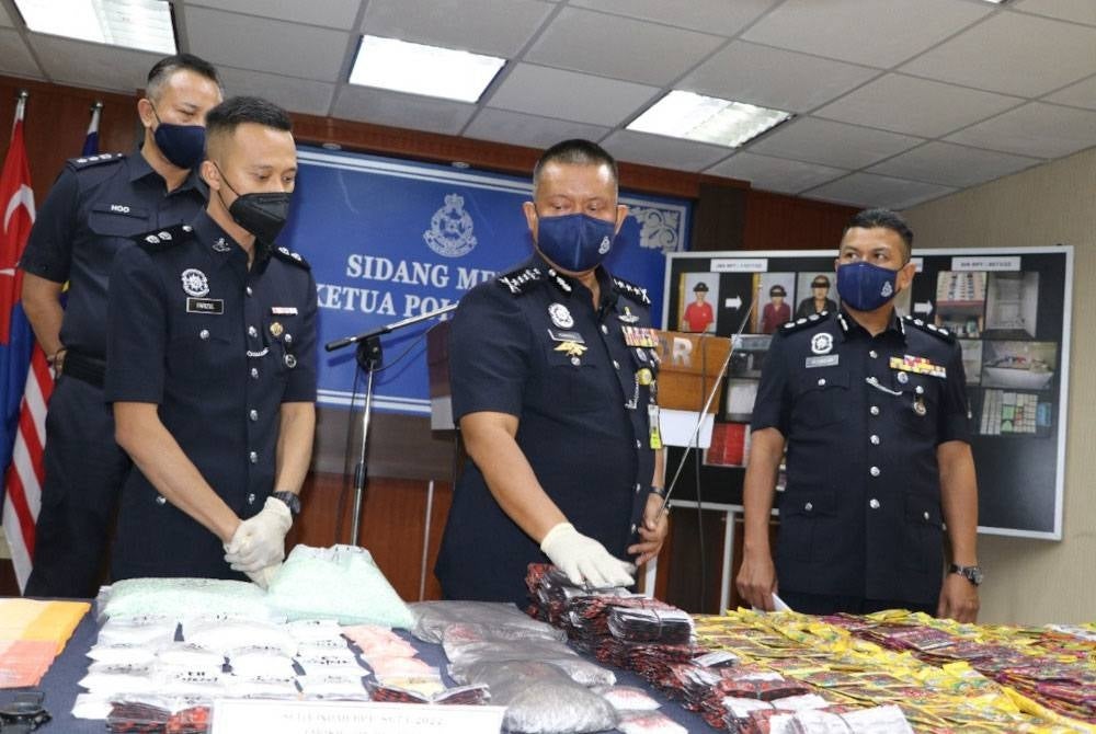 Kamarul Zaman (second from right) showed the drugs confiscated at the state this year.