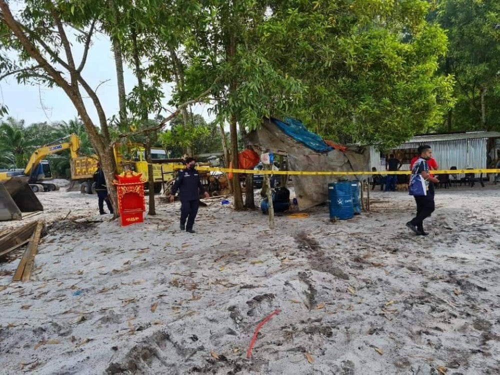 Sand mining activities at Pasir Panjang beach, Segari here are still rampant. - Photo: FB Manjung District and Land Office
