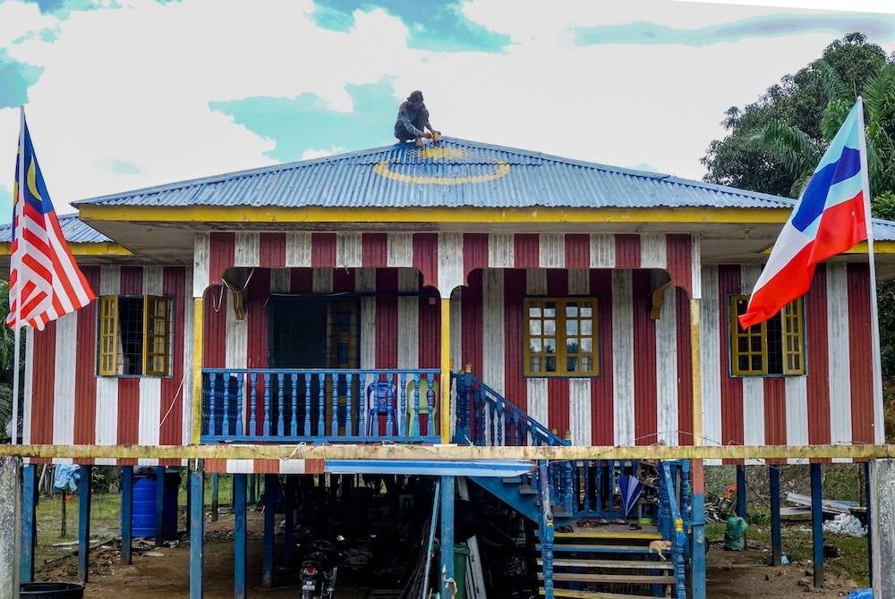  Mohd Halikin said he was inspired to paint his house with the pattern and colours of the Jalur Gemilang to reflect his appreciation for the country’s independence. - Bernama Photo