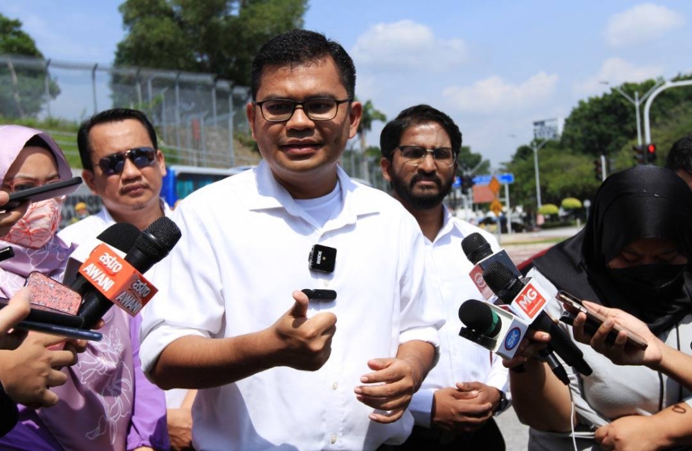 PKR Strategic Director Akmal Nasrullah Mohd Nasir lodged a report at the MACC to make a report regarding the LCS scandal.