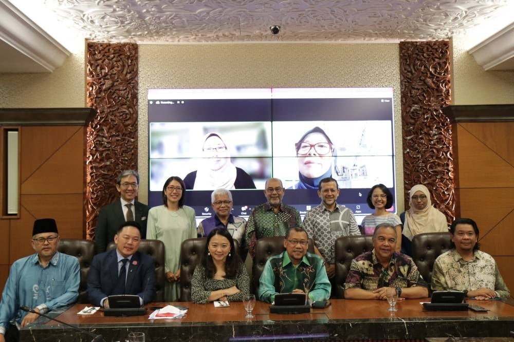 Che Abdullah (centre) leads the All Party Parliamentary Group-Integrity, Governance and Anti Corruption (APPG) meeting at the Parliament building on Thursday Photo source by Sinar Harian MOHD NASARUDIN TALKAH