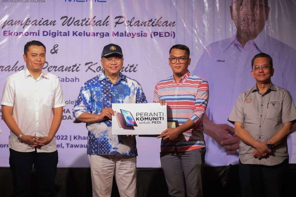 Communications and Multimedia Minister Tan Sri Annuar Musa (two, left) handing out the letters of appointment of the Keluarga Malaysia (Malaysian Family) Digital Economy Centre (PEDi) chairman here today. - BERNAMA