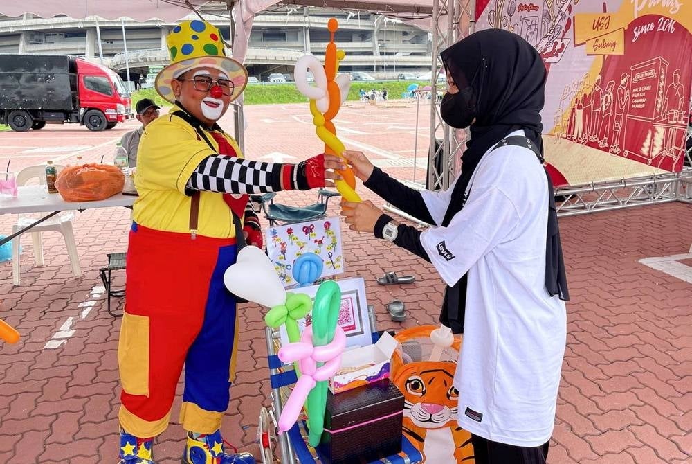 14-year old clown street performer Muhammad Rafiuddin Naufal Mohd Nazron delighted visitors during Karnival Makanan Havoc in Shah Alam - Bernama photo
