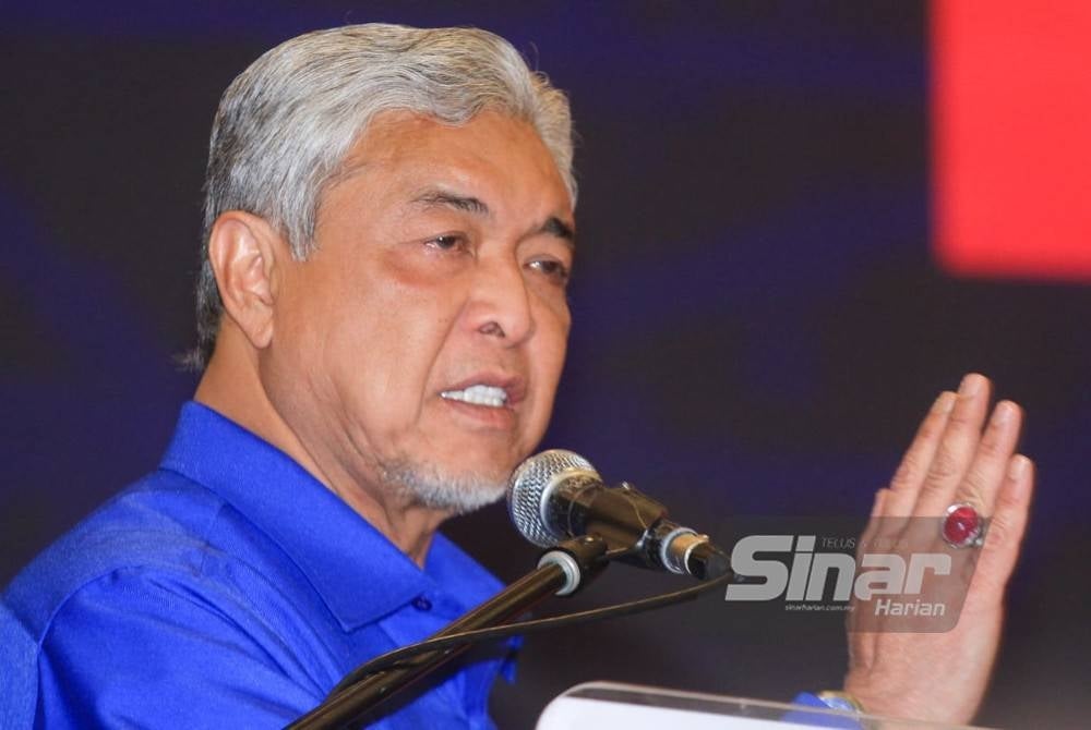 BN chairman Datuk Seri Dr Ahmad Zahid Hamidi giving a speech at the 14th Annual General Meeting of Parti Makkal Sakti Malaysia.
Photo by Rosli Talib