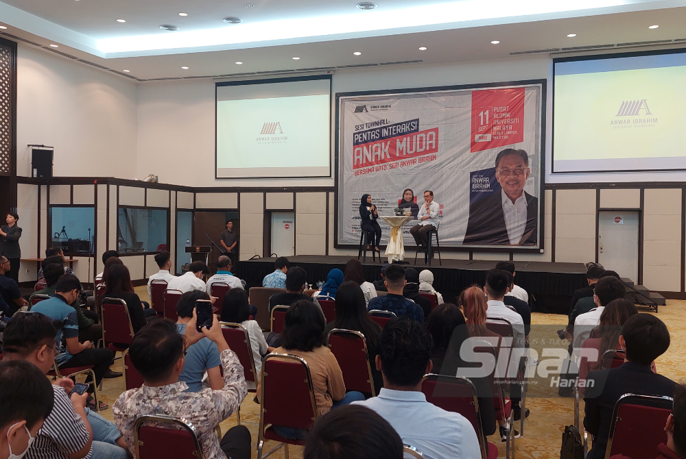 Anwar giving a speech at the Townhall Session