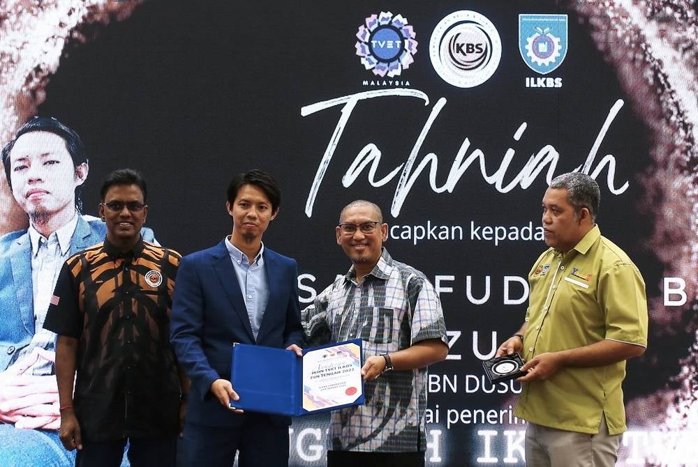 Youth and Sports Minister Datuk Seri Ahmad Faizal Azumu (second from right) presents the Best Tvet Icon Award Certificate to Safaruddin Redzuan (second from left) at the closing ceremony of ILKBS Middle Zone Career Fest - Bernama photo