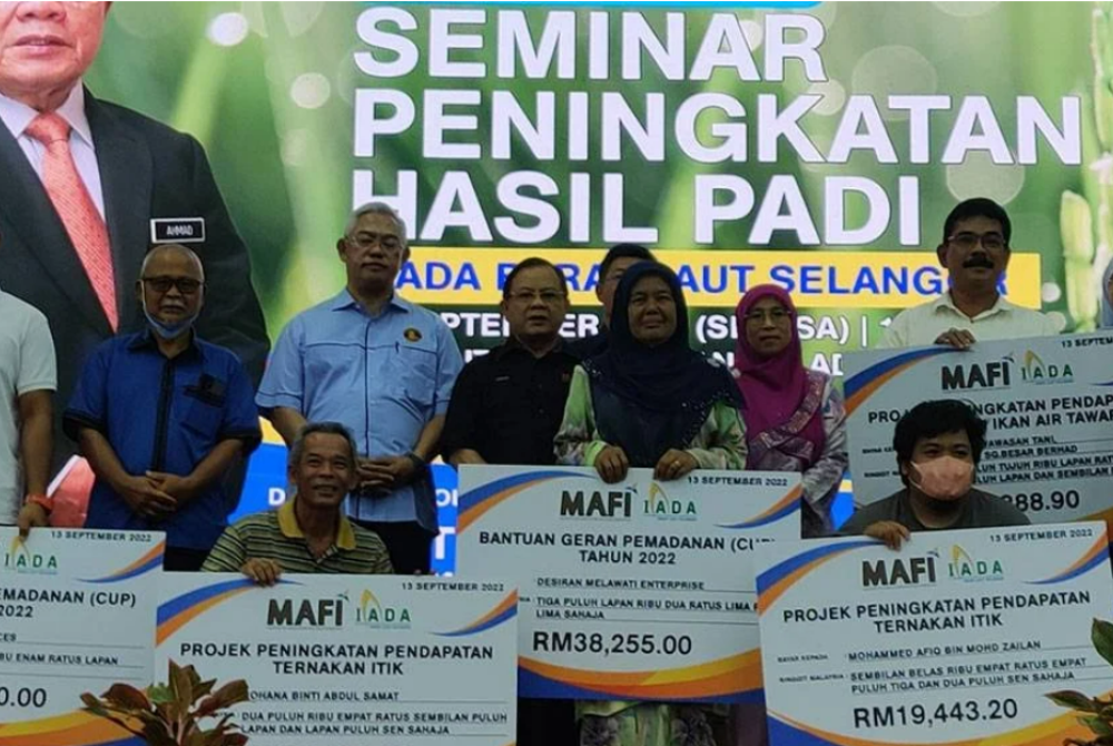 Ahmad (five,left) with Entrepreneur and Cooperative Development Minister Tan Sri Noh Omar (three, left) during the North West Selangor Integrated Agriculture Development Agency (NWS-IADA) seminar at the Tanjung Karang Farmers' Management Institute (IPP).