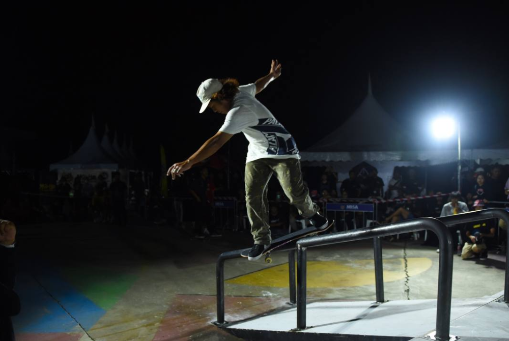 One of the participant showing off tricks at GrindBaru 8 event
